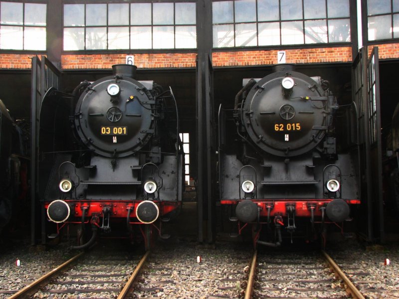 03 001 und 62 015 im Bw Dresden-Altstadt.03.10.08 
