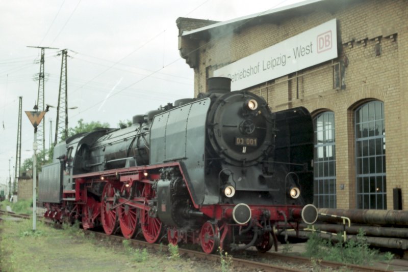 03 001 am 04.06.1999 am Schuppen 2 des Bw Leipzig
