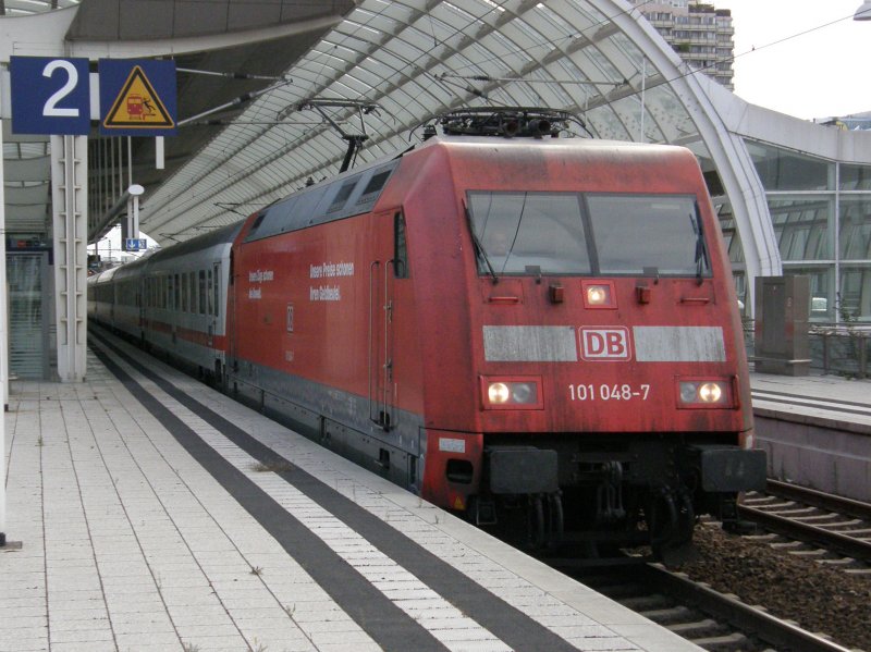 BR 101 048 zieht einen IC durch den Bahnhof Ludwigshafen Mitte in Richtung Mannheim Hbf am 16.07.2008.