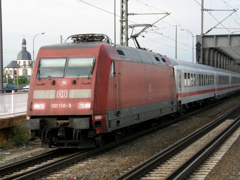 BR 101 110-5 durchfhrt mit einem IC Ludwigshafen Mitte aus Mannheim kommend am 16.07.2008.