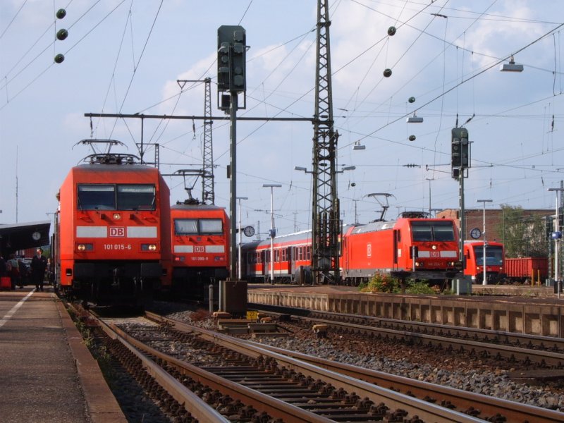 101 015-6 auf Gleis 1, eine weitere 101 auf Gleis