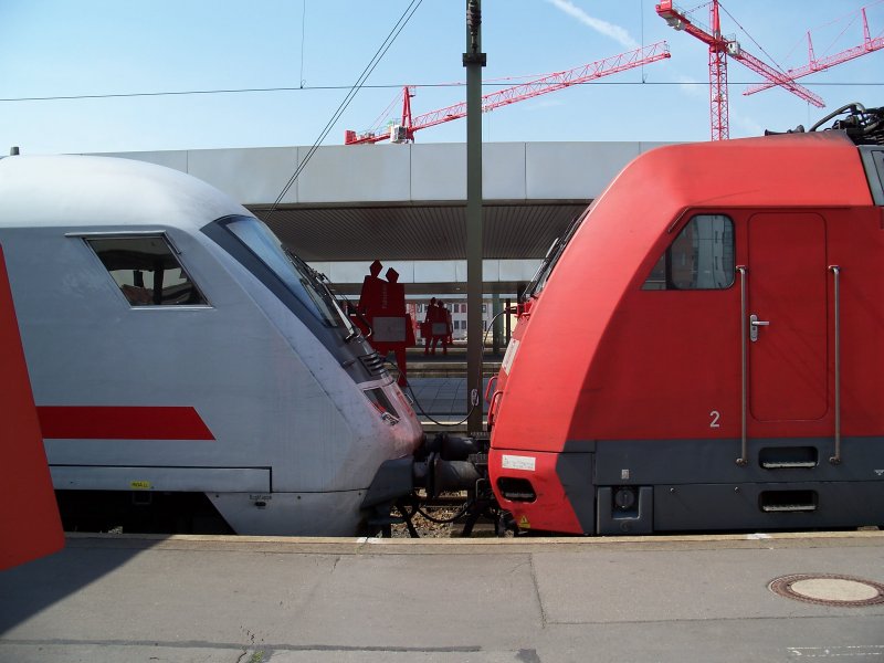 Detailansicht eine ex-iinterregio Steuerwagen und der Br 101 004 in