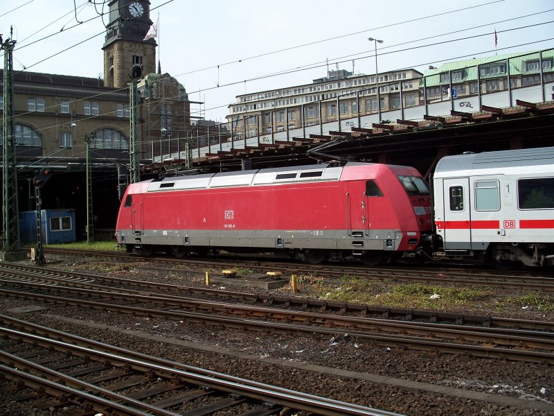 Br 101 001 runs with IC in 2371 in Hamburg's