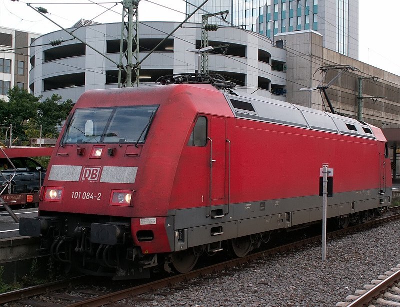 Diese 101er wartet in D�sseldorf darauf vor einen Autozug gespannt