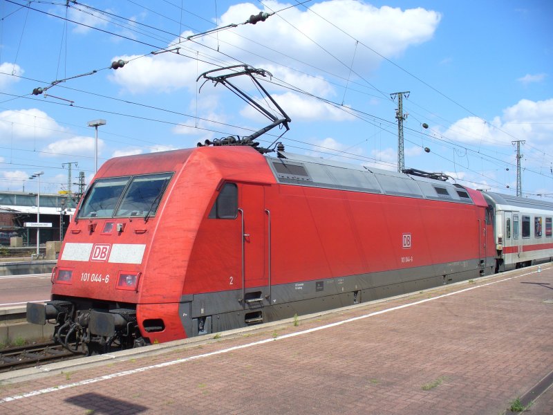 The BR is 101046-1 with the IC 2028 of Passau