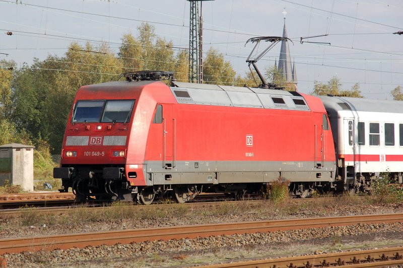 DB 101 049-6 rauscht am 05.10.2007 mit IC durch den