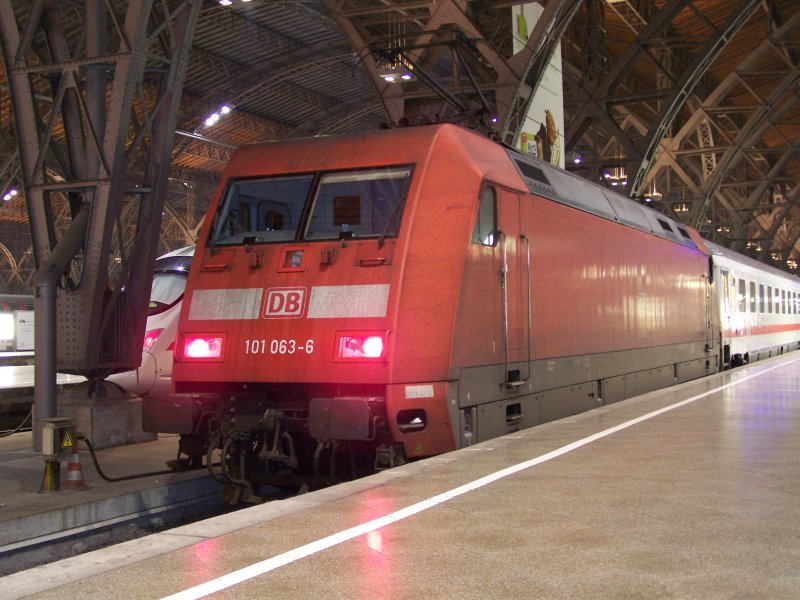 101 063 am IC 1950 in Leipzig Hbf(08.10.2007). 
