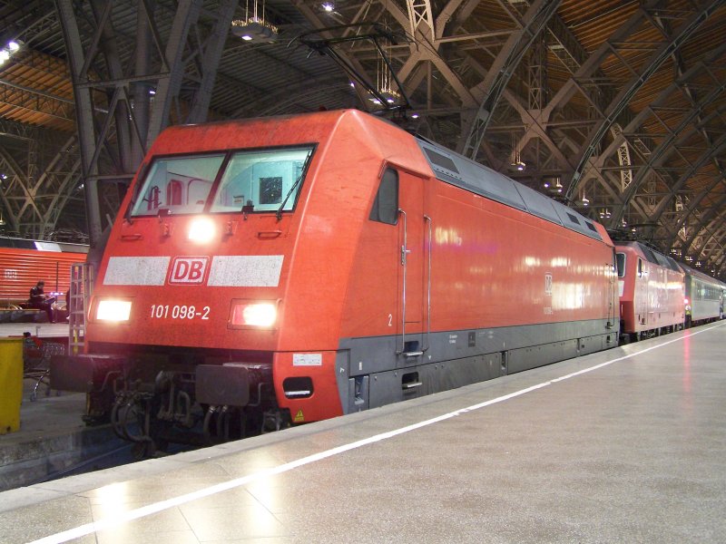 101 098-2 zog am 08.10.2007 mit 120 149 den EN428(Wien