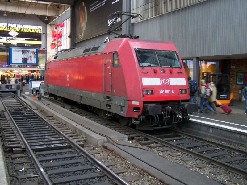 101 001 jetzt in verkehrsorientrot in M�nchen Hbf am 04.11.2007.