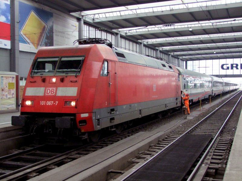 101 067-7 wird vom soeben eingefahrenen EC 93 am M�nchner