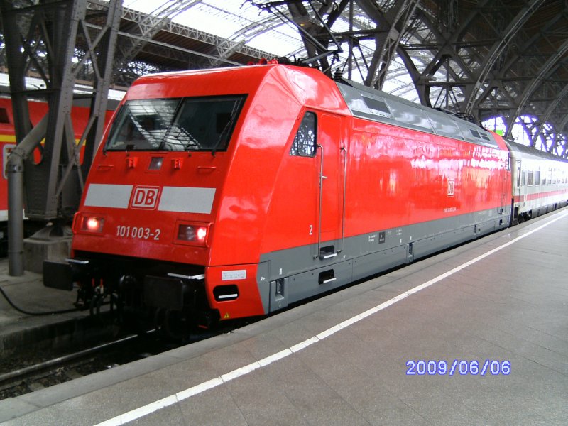 Die Neulackierte 101 003 war am 07.06.2009 Schublok des IC