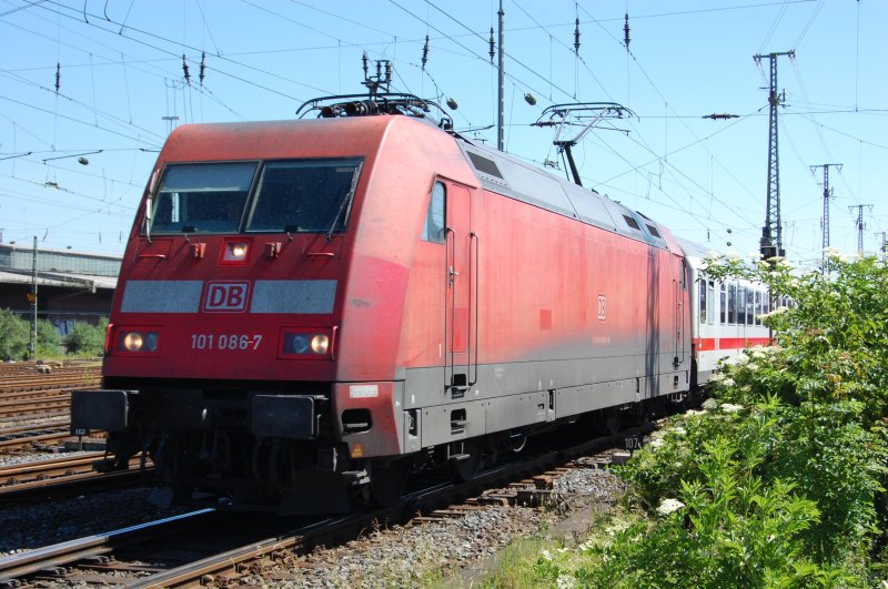 101 086 beschleunigt mit ihrem stark versp�teten IC aus dem
