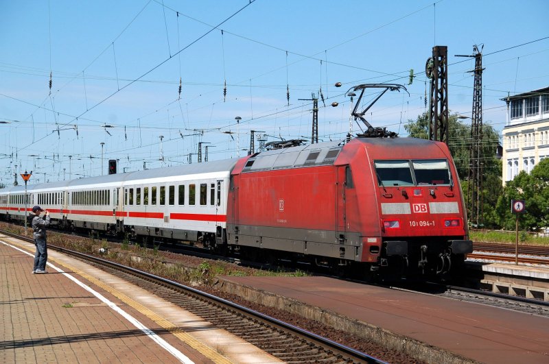 101 094 schiebt am 13.06.09 den IC 79670 aus Weimar