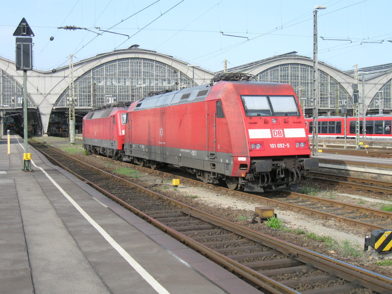 101 092 und 120 104 vor der Halle des Hbf