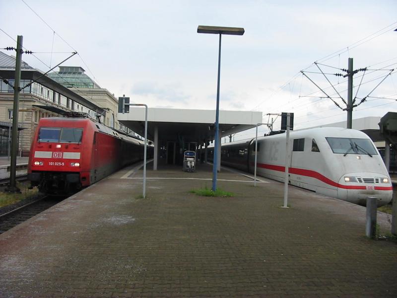Treffen in Mannheim Hbf zwischen 101-025 und einem ICE1. 