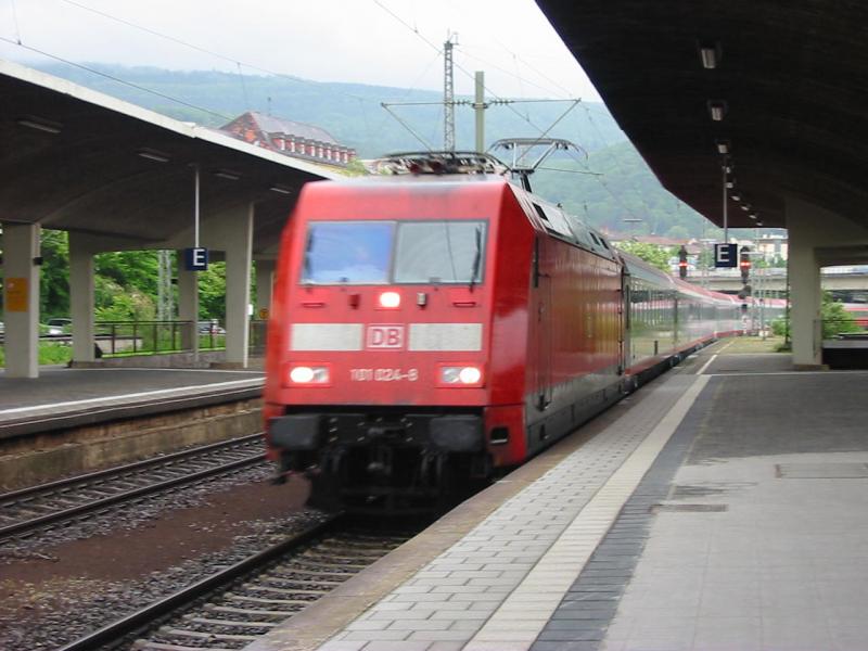 101-024 mit �BB Wagen in Heidelberg Hbf. 