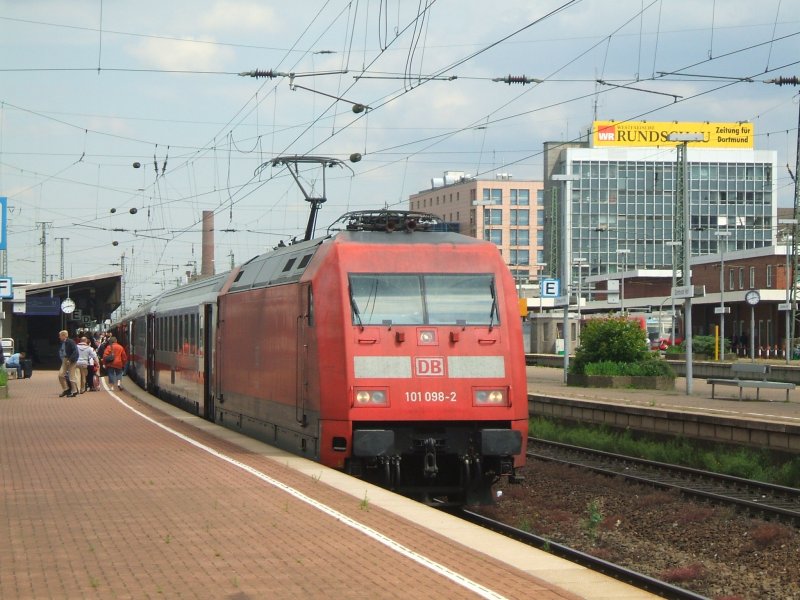 BR 101098-2 with IC 2029 platform 11 in Dortmund Hbf