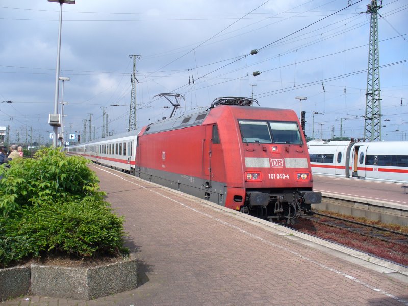 Diese BR 101 kommt mit dem IC 2049 von K�ln