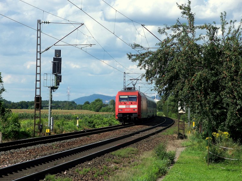 101 027 mit einem IC kurz vor Wiesloch-Walldorf, 22.07.07. 