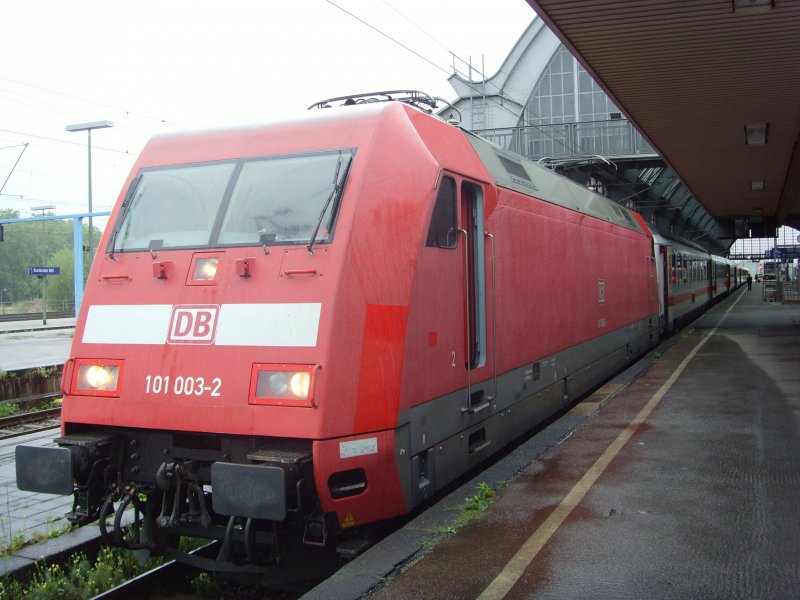 101 003-2 steht mit IC 2067 auf gleis 10 in