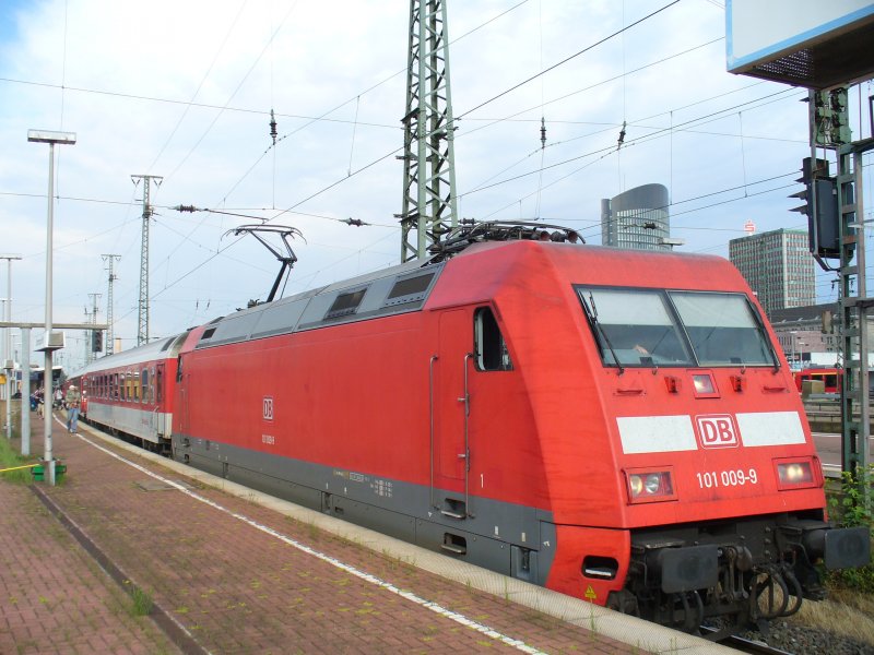 The BR 101009-9 is on track 18 Ready for departure
