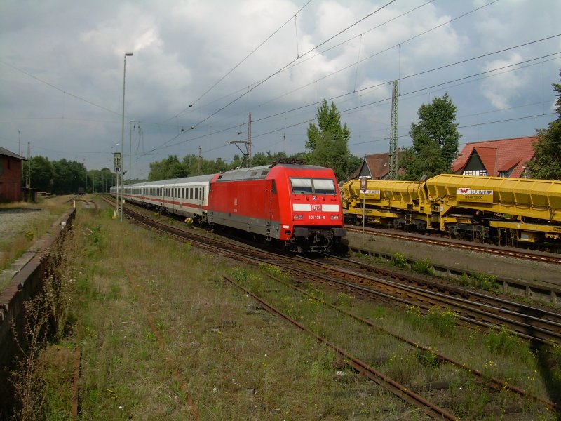 101 138 mit einem IC am 22.8.2007 in Eystrup 