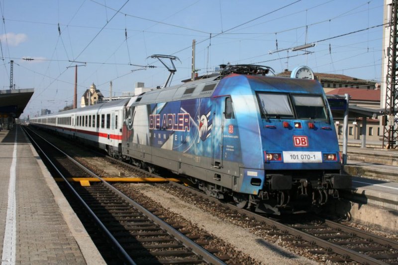 101 070 Adler Mannheim mit IC 2368 bei der Ausfahrt