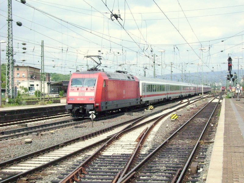 101 133-7 schiebt den versp�teten IC 2114 Stuttgart Hbf -