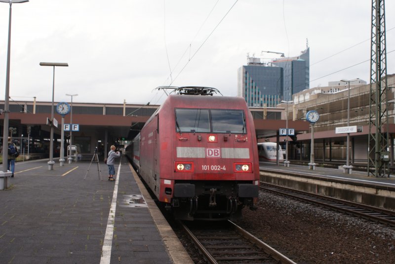 101002-4 with the IC in 1905 at Dusseldorf Hbf 20.07.2008