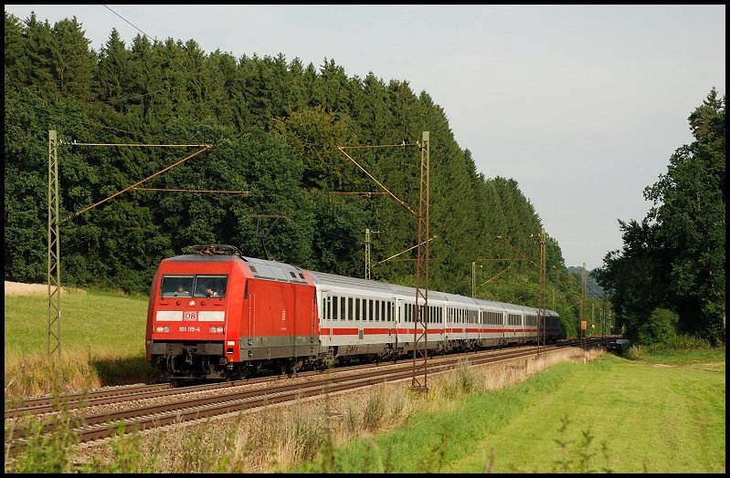 Die 101 115 ist mit einem IC in Richtung Ulm