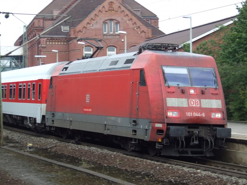 BR 101 044 zieht einen CNL durch HH-Harburg in Richtung