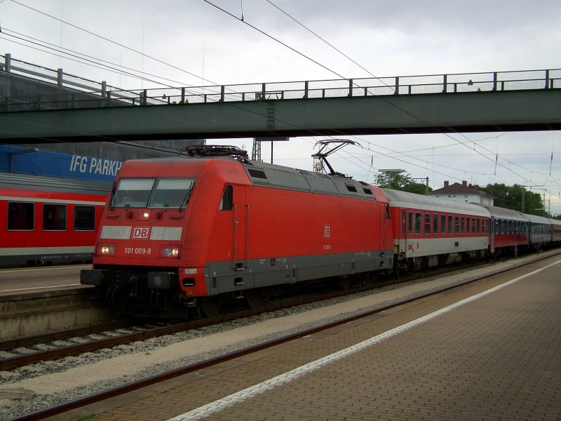 Die 101 009 am 04.08.2008 mit einem Nachtzug bei der