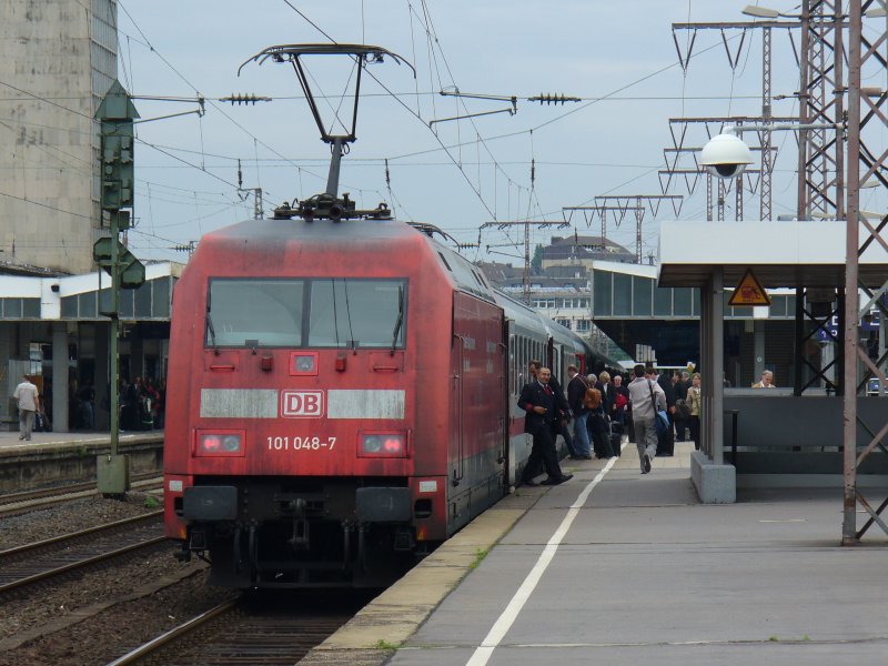 Die 101 048-7 steht mit dem IC 2114 von Stuttgart