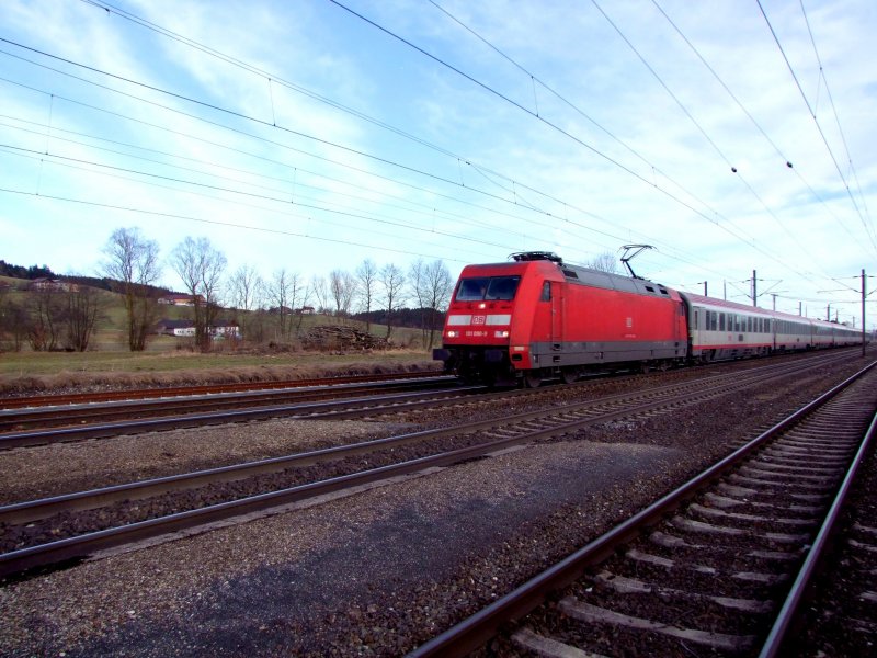 101 090-9 ist OIC746 Lichtf�rdieWelt bei Redl-Zipf (Ober�sterreich) unterwegs; 090124 