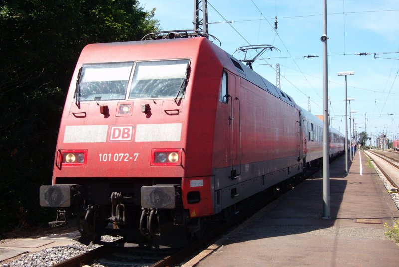 101 072 in Norddeich der Zug wartet auf den entgegenkommendenden