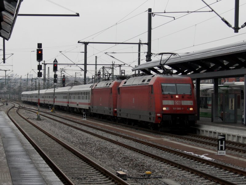 Die 101 085 und die 101 064 als Doppeltraktion vor