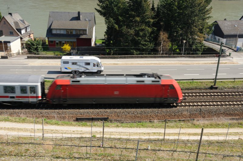 Verfolgungsfahrt ohne Chance... f�r das Wohnmobil. 101 106-3 zieht mit