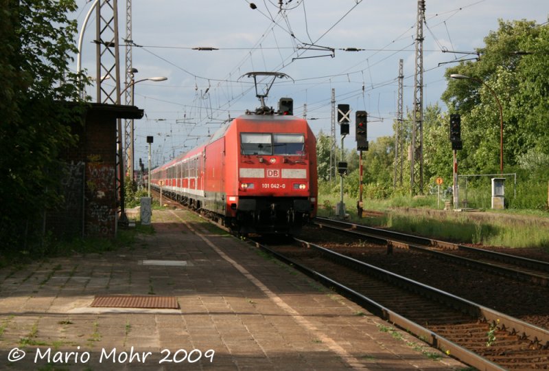 101 042-0 zieht den Sonderzug D 2713 von Berlin Hbf