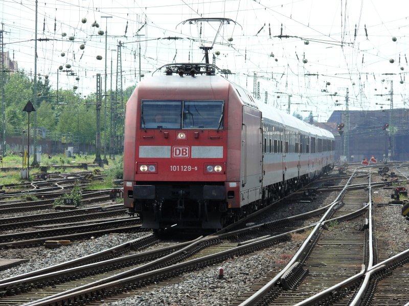 101 129-5 mit dem IC 1818 (K�ln - HH-Altona). Dortmund