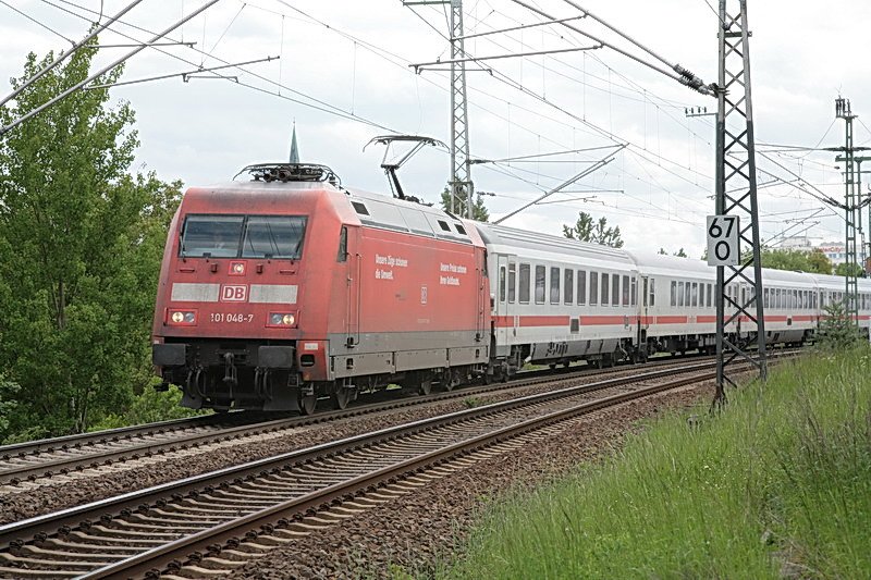 101 048 zieht einen IC aus dem Bahnhof Schwerin. 14.05.2009