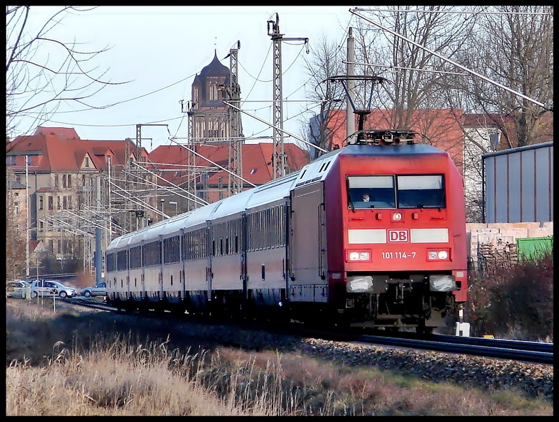 101 114-7 zieht IC2379 nach Frankfurt am Main. Stralsund