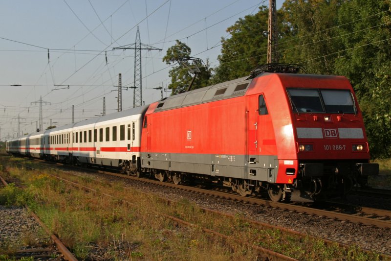 101 086 wird am 24.8.09 durch Ratingen-Lintorf 