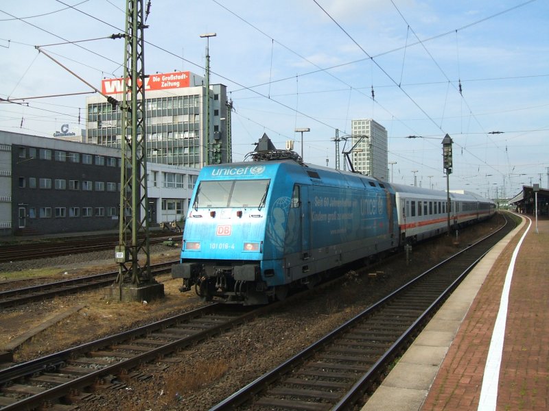 BR 101 016-4 Unicef mit IC 2141 nach Leipzig bei
der