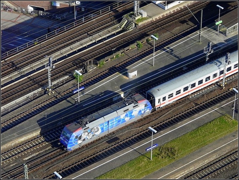 E-Lok 101 102-2 mit ihrer Werbung Wir Menschen sind alle