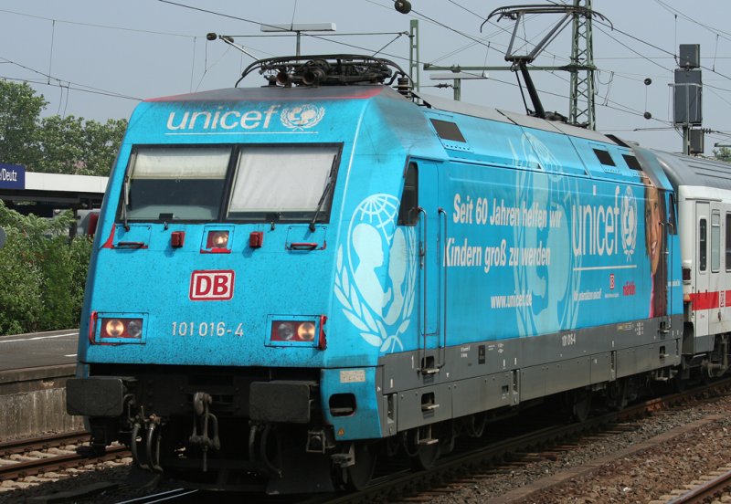 Die Unicef Werbelok 101 016-4 zog einen IC durch K�ln