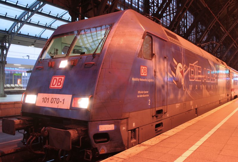 Die Adler Mannheim 101 070-1 zog einen IC nach Mannheim,