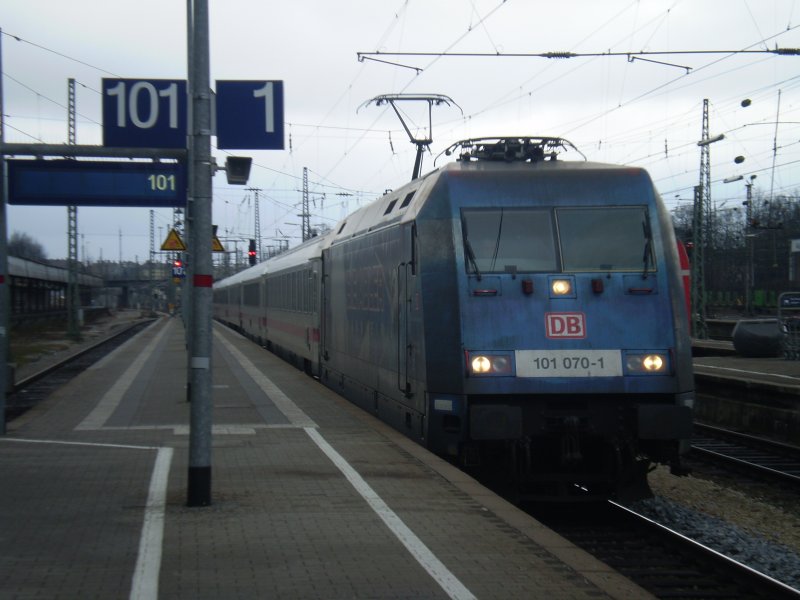 Sie fliegt noch. 101 070 die Adler Mannheim Lok vor