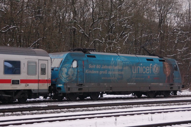Die Unicef (101 016-4) dr�ckt eine IC-Garnitur Richtung Augsburg auf
