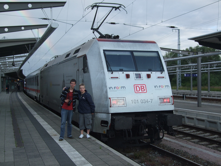 IC2572 Hamburg-Altona nach Stralsund kurz vor der Abfahrt im Rostocker