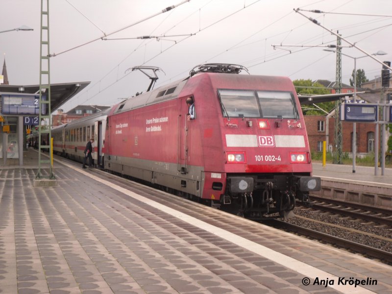 101 002 mit IC 2172 in Schwerin Hbf am 25.Juli.09